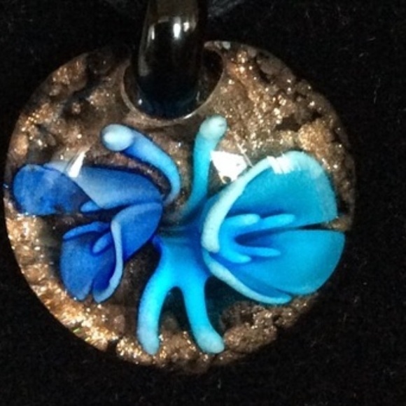 Fashion Jewelry Jewelry - Murano Style Beautiful glass flowered necklace.
